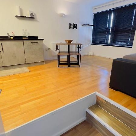 Charming 1-Bedroom Apartment In Woolwich Лондон Екстериор снимка